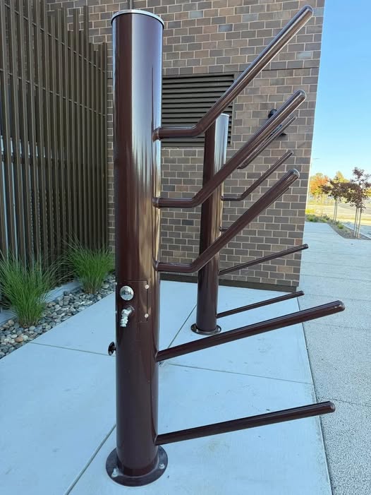 They Look Like Random Metal Branches, But They’re Not Random at All: The Hidden Purpose Behind Surfboard Wash Stations